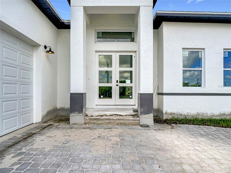 Exterior details and patio area of a home in , Port Charlotte (Image 4).