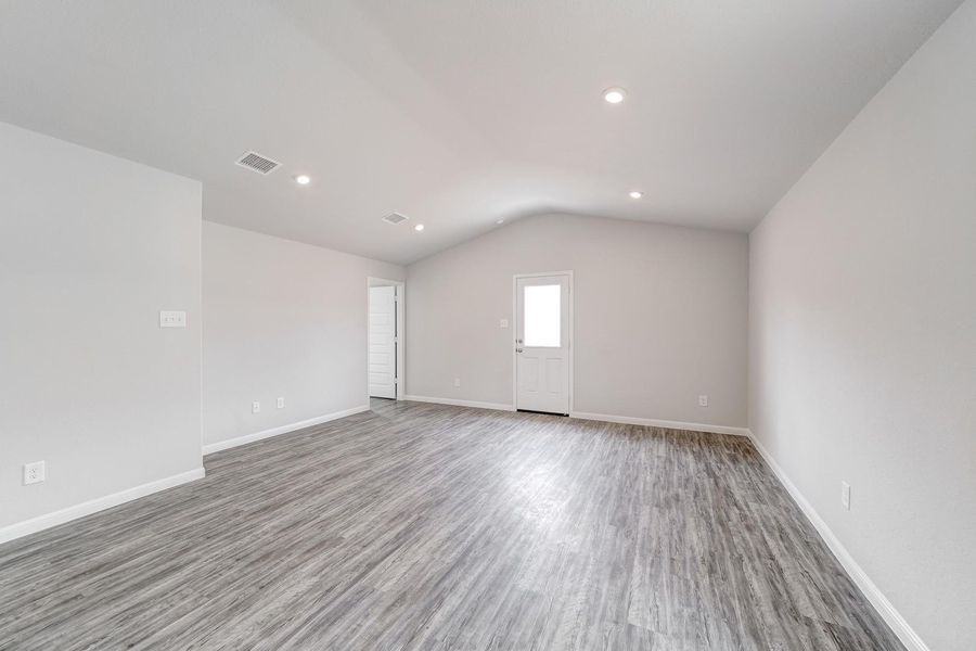 Spacious, unfurnished interior of a new home in Santa Fe, Cleveland (Image 21).