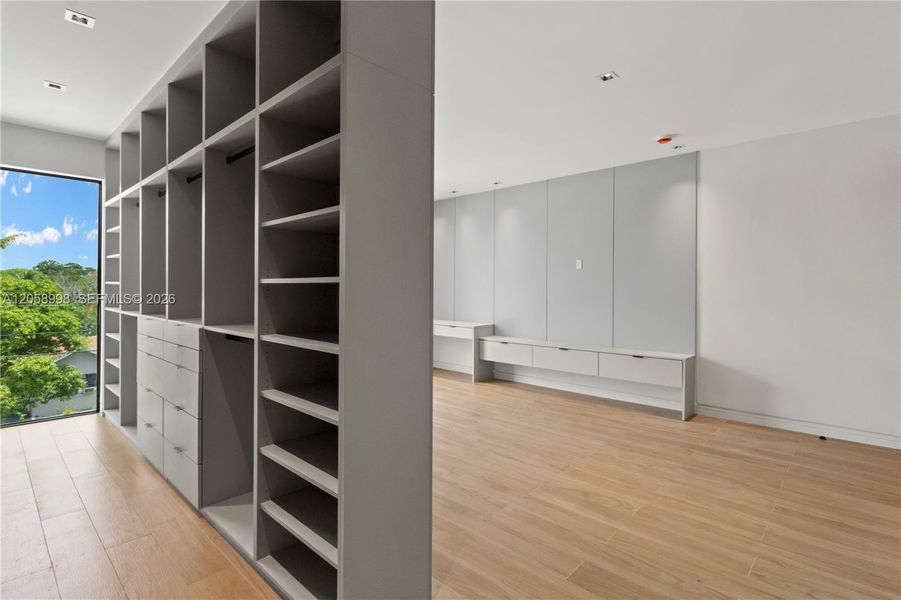 Spacious, unfurnished interior of a new home in , Miami (Image 15).