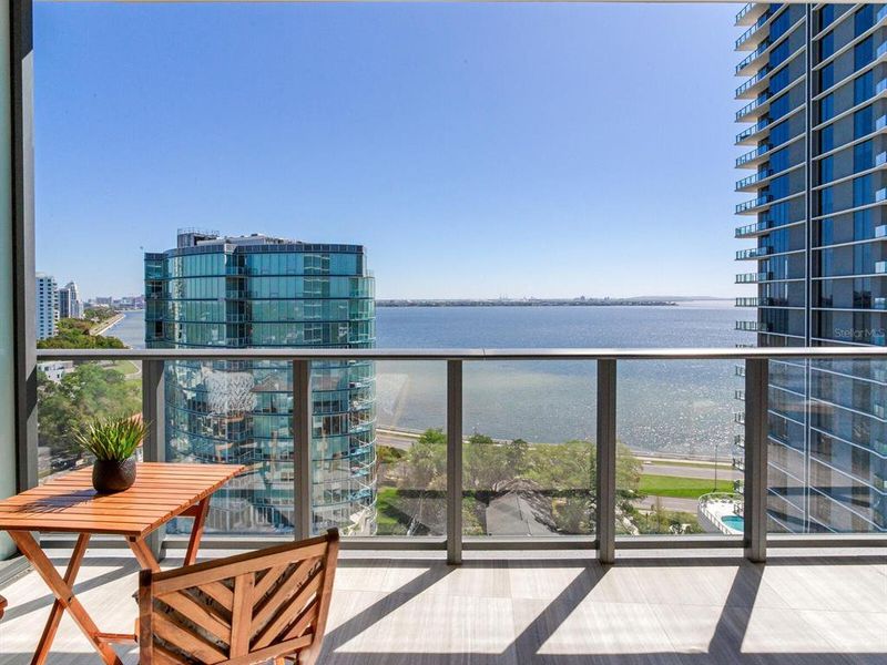 Condo located in Tampa, FL showcasing its design and architecture (Image 35).