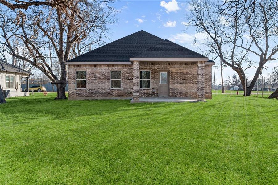 Exterior details and patio area of a home in , Kerens (Image 3).