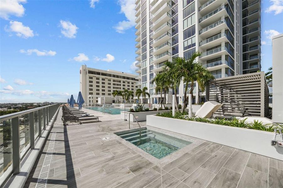 Condo located in St. Petersburg, FL showcasing its design and architecture (Image 2). Condo located in St. Petersburg, FL showcasing its design and architecture (Image 2).