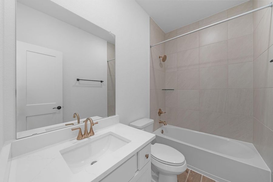 Furnished interior view inside a new home in Sienna, Missouri City (Image 10).