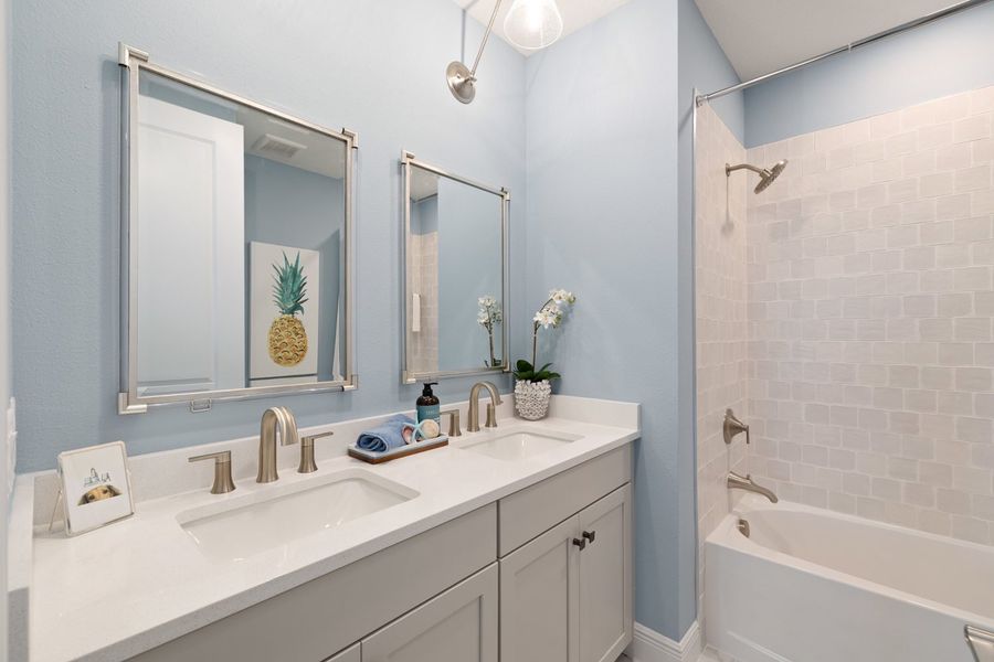 Representative furnished interior of a home built from the Heritage 2 by Neal Communities in Palmera, Venice (Image 17).