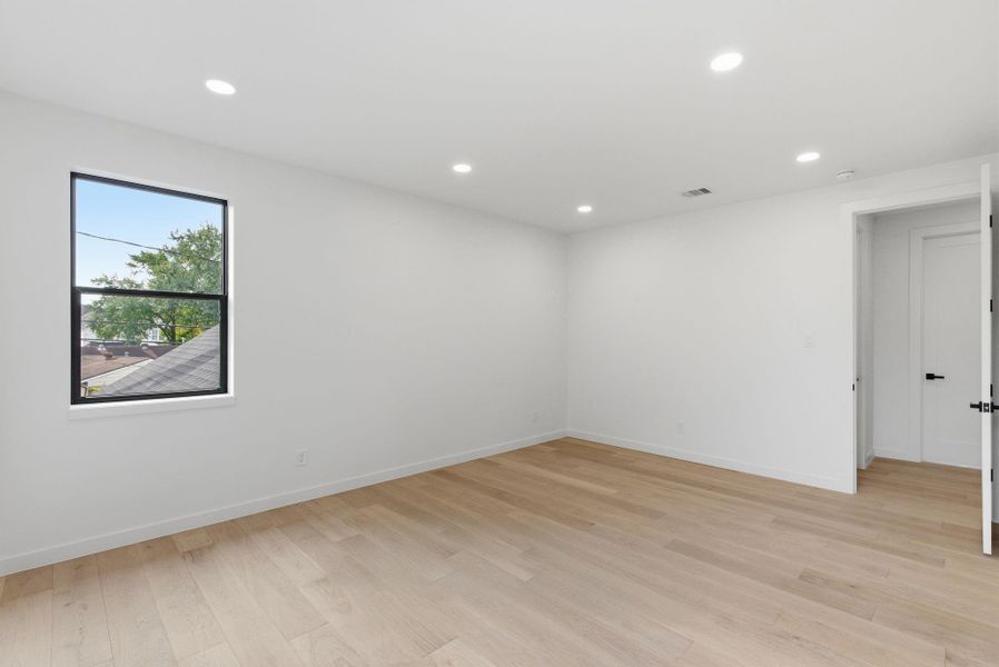 Spacious, unfurnished interior of a new home in , Houston (Image 39).
