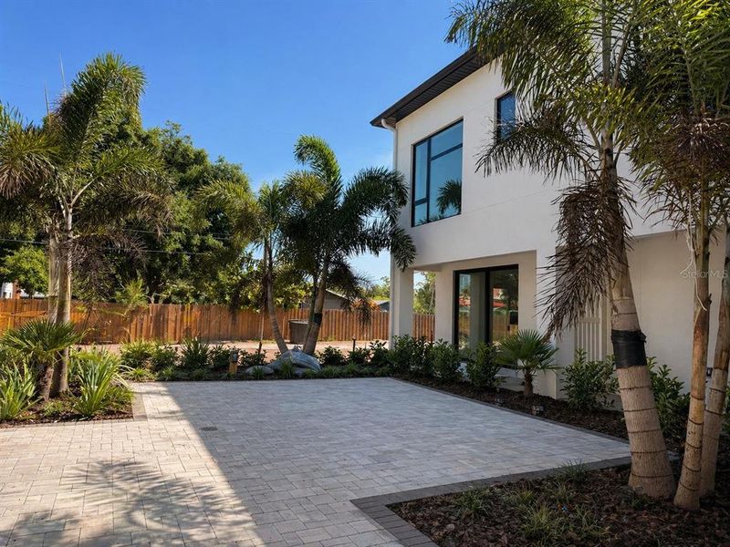 Exterior details and patio area of a home in , St. Petersburg (Image 3).