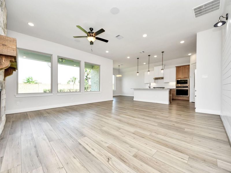 Spacious, unfurnished interior of a new home in Lago Mar, Texas City (Image 33).