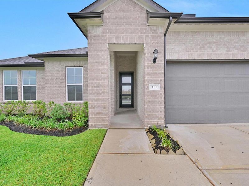 Exterior details and patio area of a home in Lago Mar, Texas City (Image 3).