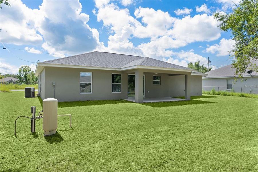 Exterior details and patio area of a home in , Ocklawaha (Image 24).