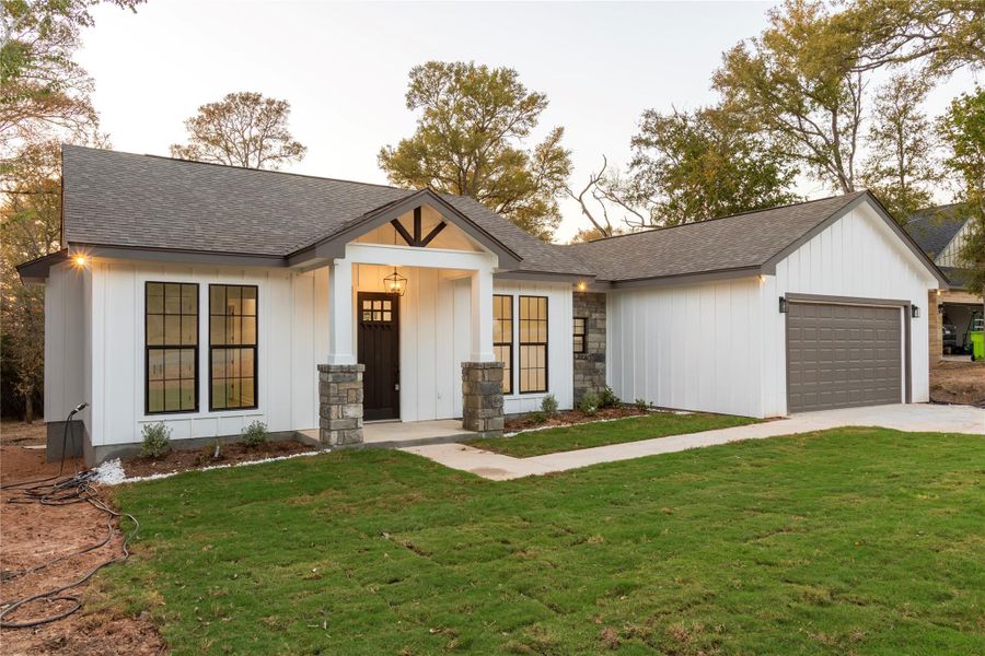 Majestic trees that open the view to nature and the surrounding scenery.