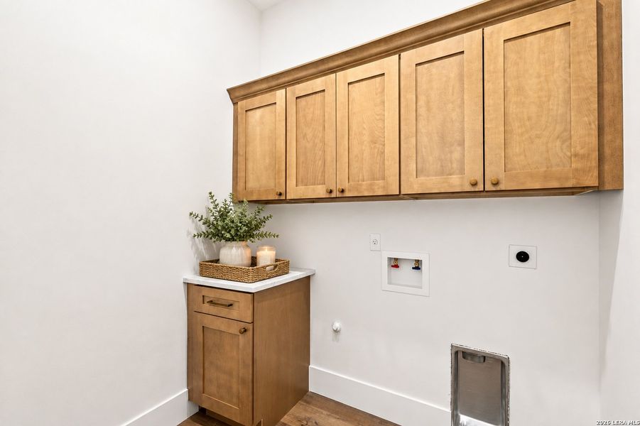 Furnished interior view inside a new home in , Bandera (Image 35).