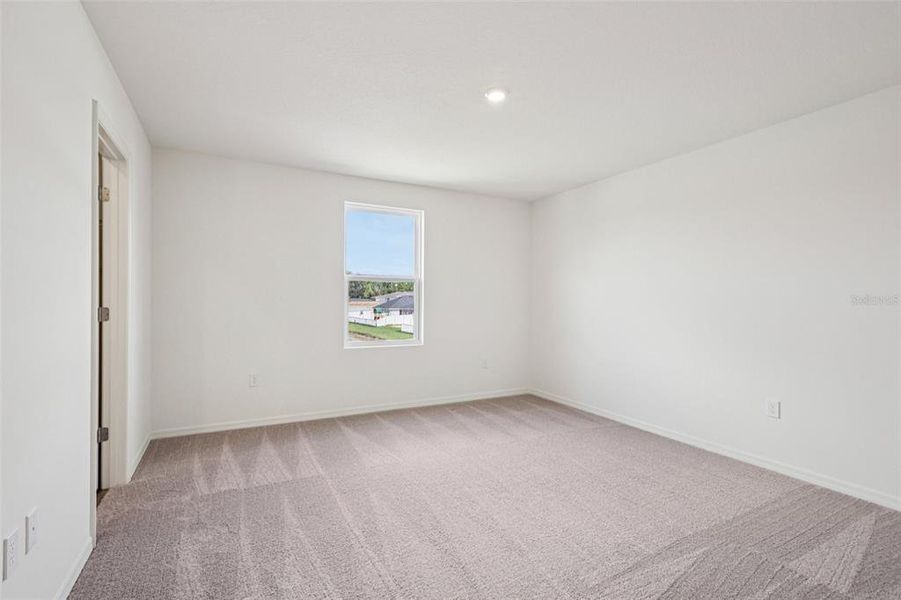 Spacious, unfurnished interior of a new home in Eagle Hammock, Eagle Lake (Image 31).