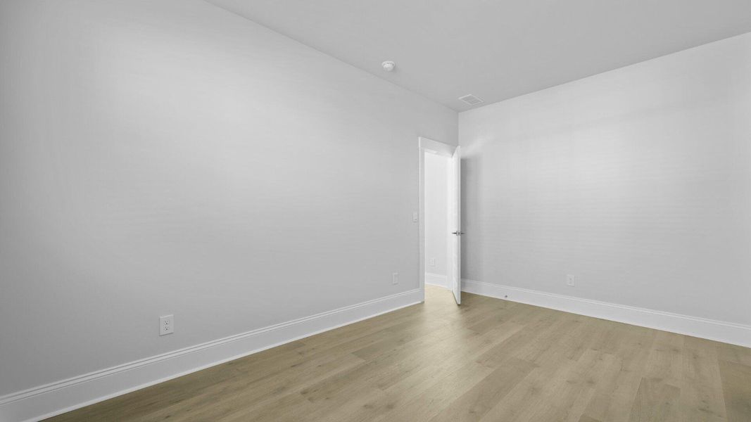 Spacious, unfurnished interior of a new home in Sheep Island, Summerville (Image 32).