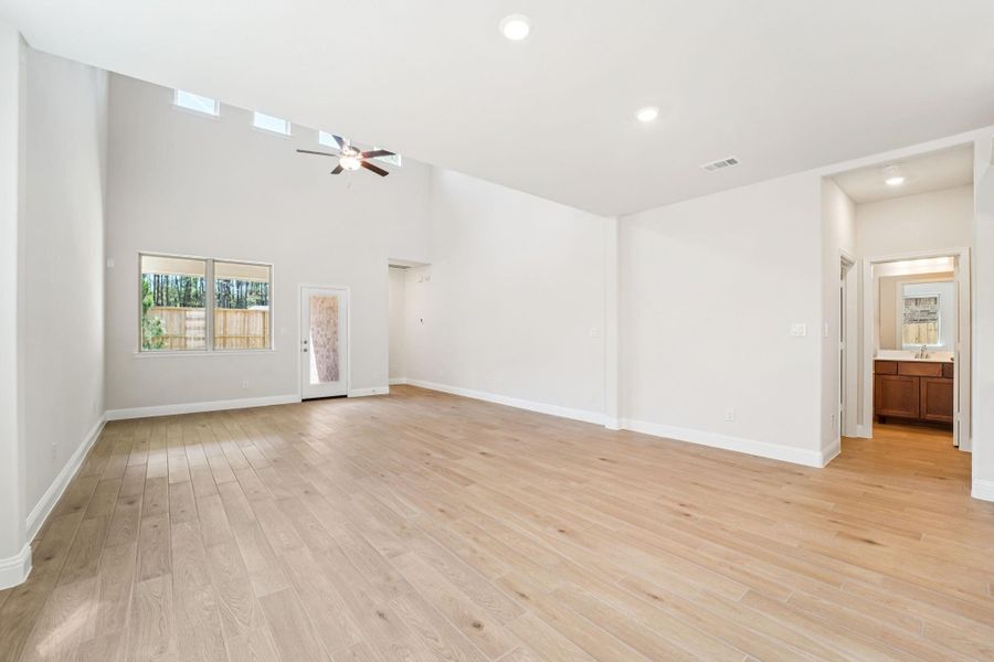 Spacious, unfurnished interior of a new home in Evergreen 40', Conroe (Image 29).