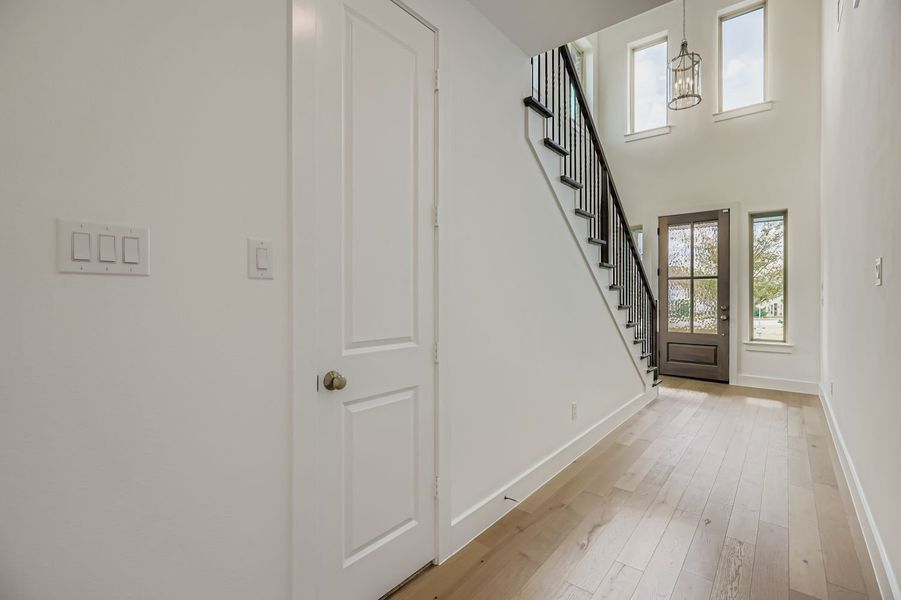 3533 Kings Court - Entry