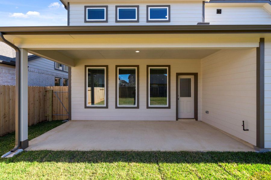 Exterior details and patio area of a home in Barton Creek Ranch, Conroe (Image 3).