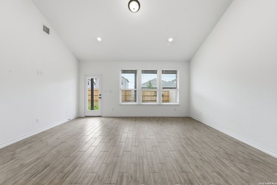 Spacious, unfurnished interior of a new home in Lily Springs, Seguin (Image 19).