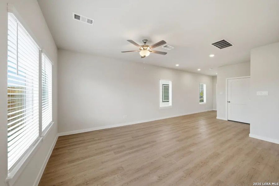 Spacious, unfurnished interior of a new home in Rosemont Hill, San Antonio (Image 14).