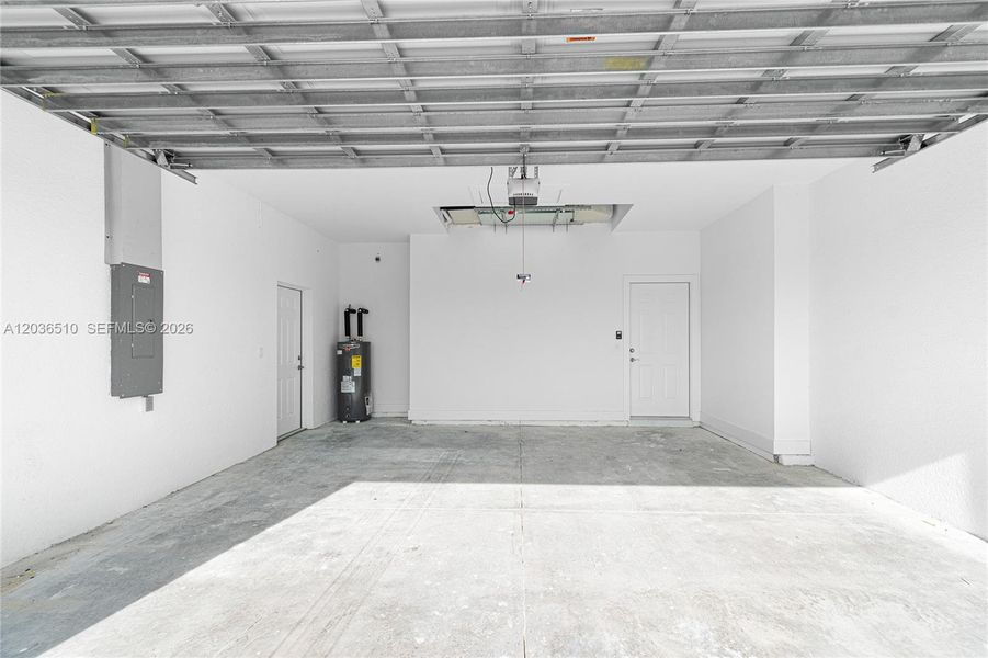 Spacious, unfurnished interior of a new home in , Lehigh Acres (Image 21).
