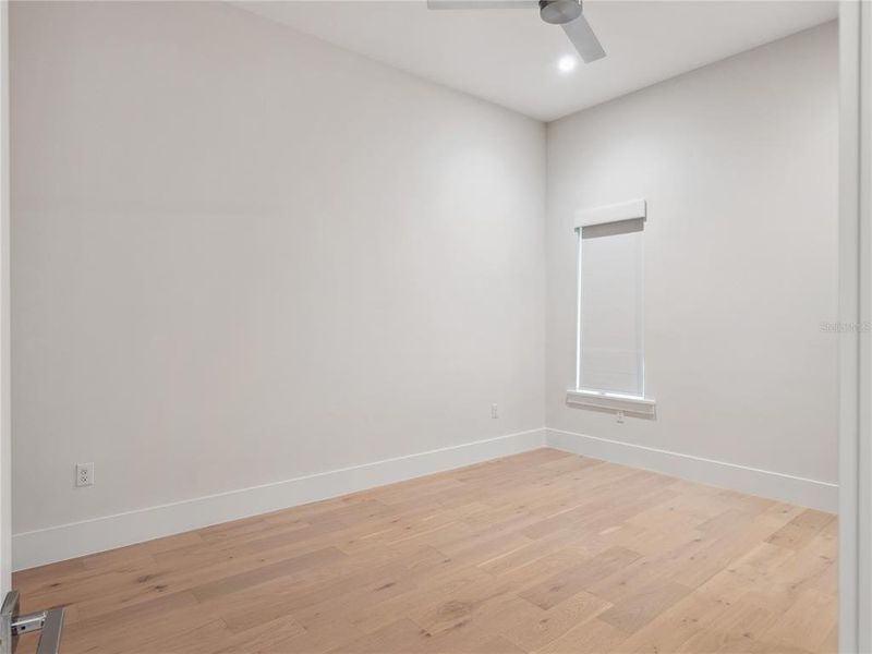 Spacious, unfurnished interior of a new home in Lake Sheen Sound, Orlando (Image 21).