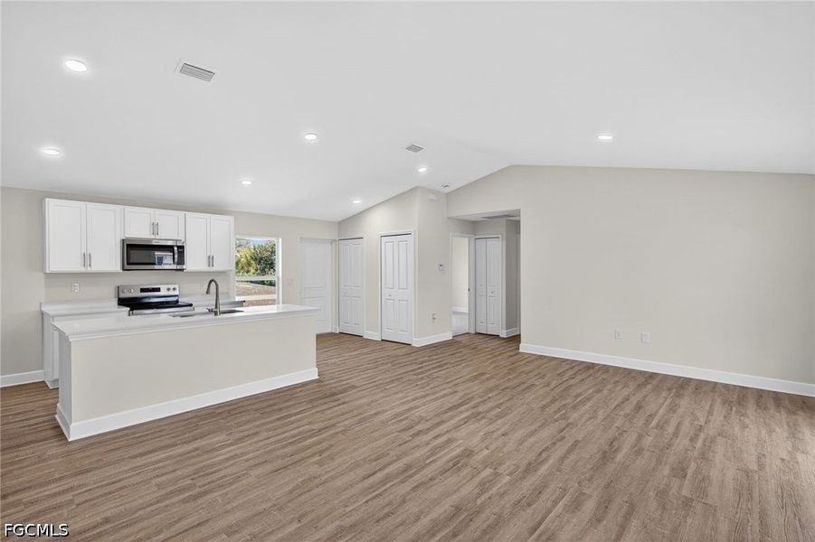 Spacious, unfurnished interior of a new home in Cape Coral, Cape Coral (Image 13).