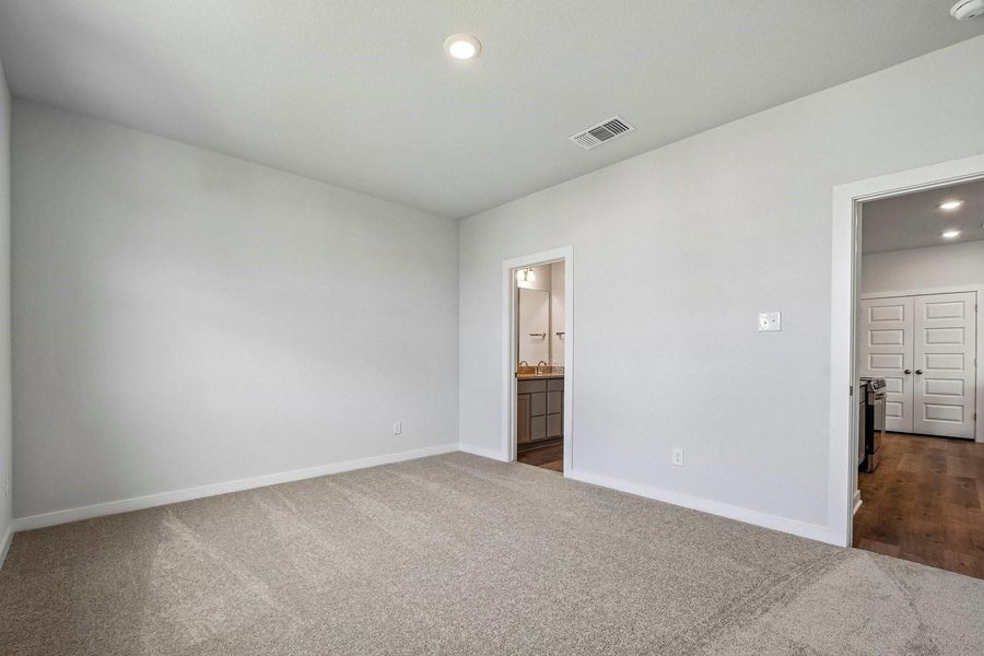 Spacious, unfurnished interior of a new home in Eastwood at Sonterra, Jarrell (Image 34).