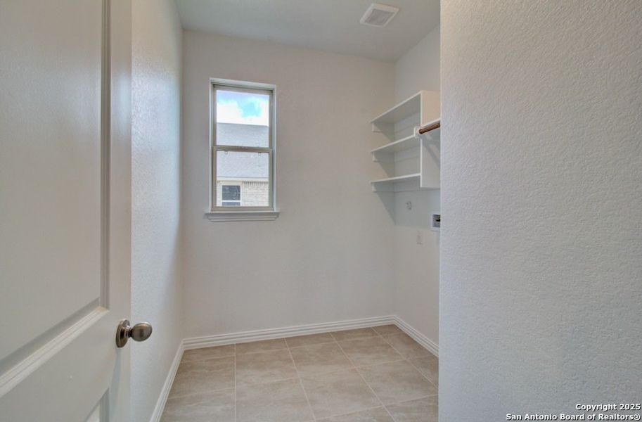 Spacious, unfurnished interior of a new home in Clear Creek, New Braunfels (Image 11).