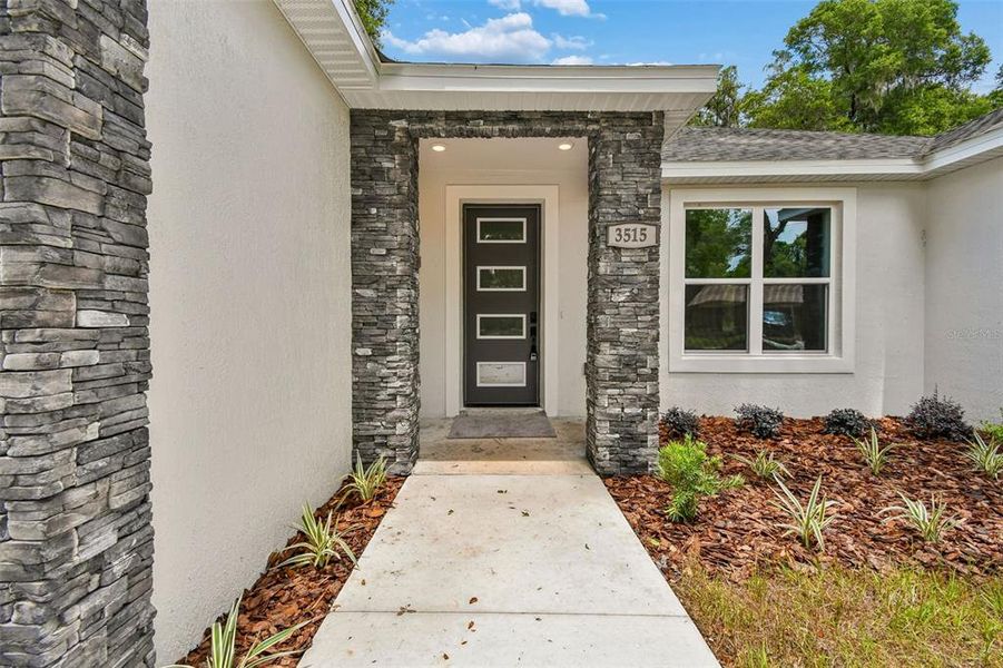 Exterior details and patio area of a home in , Deland (Image 3).