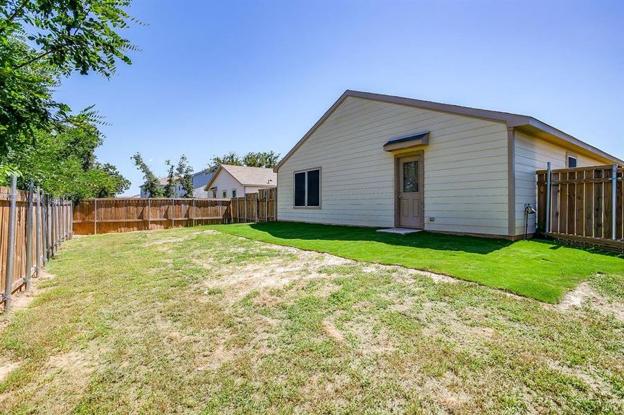 Exterior details and patio area of a home in Tolar Oaks, Tolar (Image 3).
