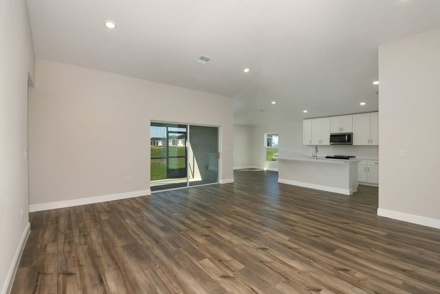 Spacious, unfurnished interior of a new home in Cherrywood Preserve, Ocala (Image 11).