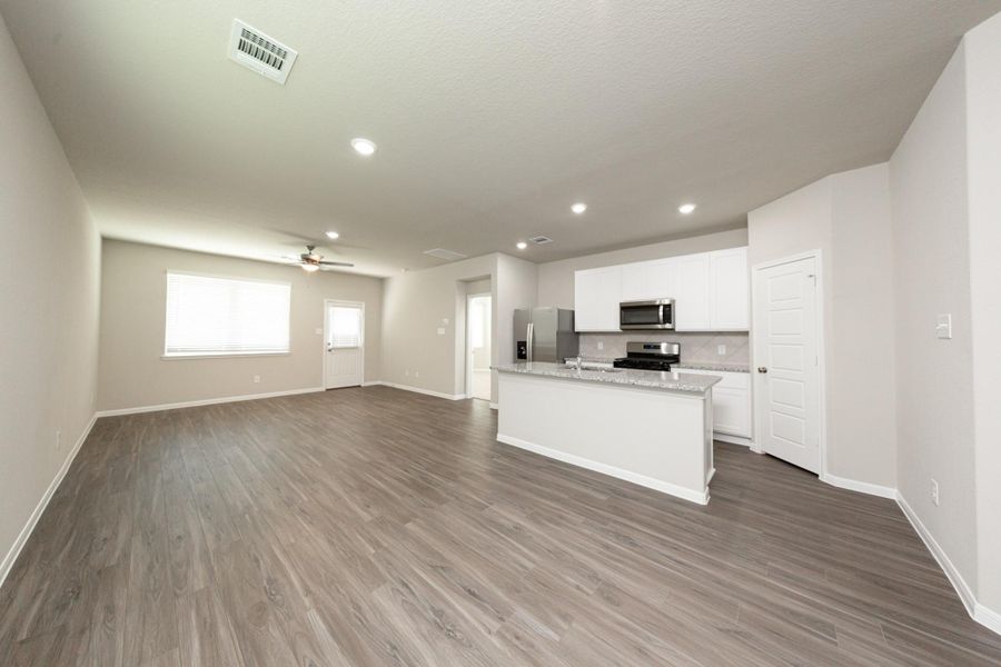 Spacious, unfurnished interior of a new home in Mackenzie Creek, Conroe (Image 12).
