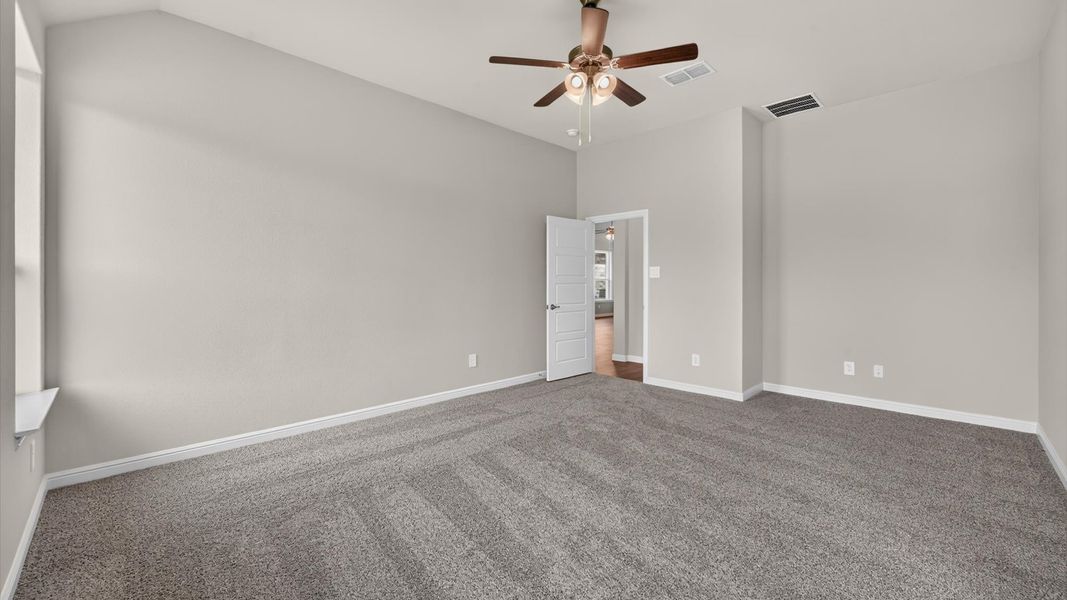 Spacious, unfurnished interior of a new home in Lakeview Pointe, Grand Prairie (Image 19).