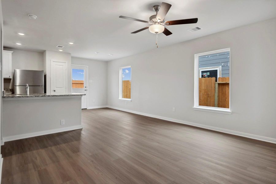 Spacious, unfurnished interior of a new home in Sweetwater Ridge, Conroe (Image 11).