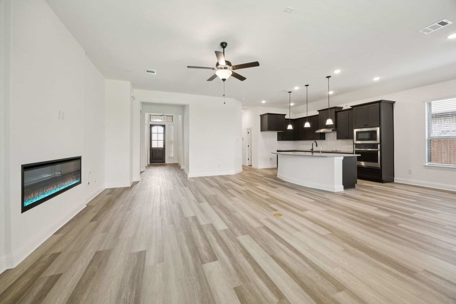 Spacious, unfurnished interior of a new home in Las Lomas, Forney (Image 14).