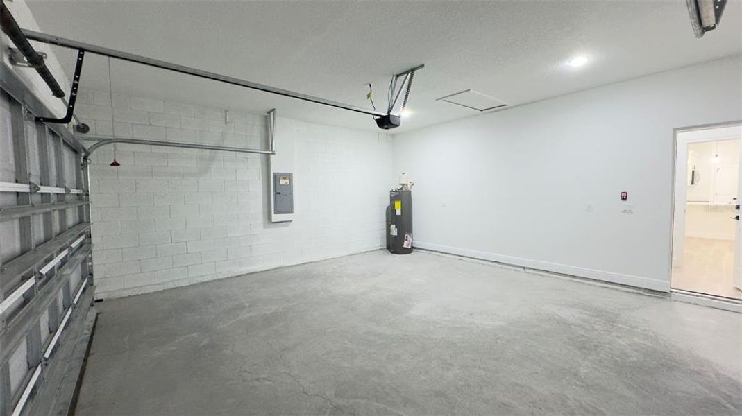 Spacious, unfurnished interior of a new home in , Citrus Springs (Image 19).