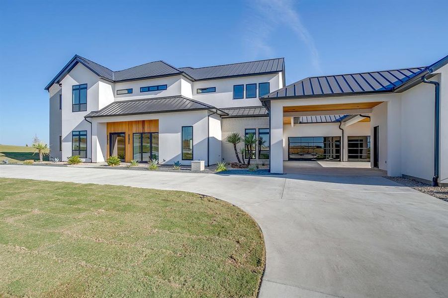 Exterior details and patio area of a home in , Weatherford (Image 4).