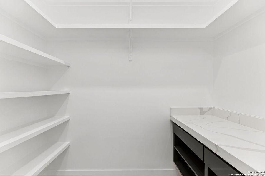 Spacious, unfurnished interior of a new home in , La Vernia (Image 49).