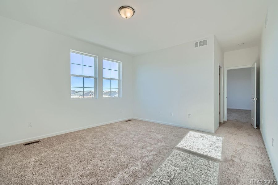 Spacious, unfurnished interior of a new home in Wolf Creek Run, Strasburg (Image 15).