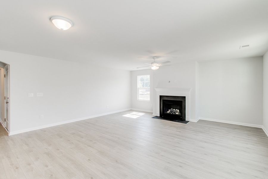 Spacious, unfurnished interior of a new home in Winston Point, Gilbert (Image 17).