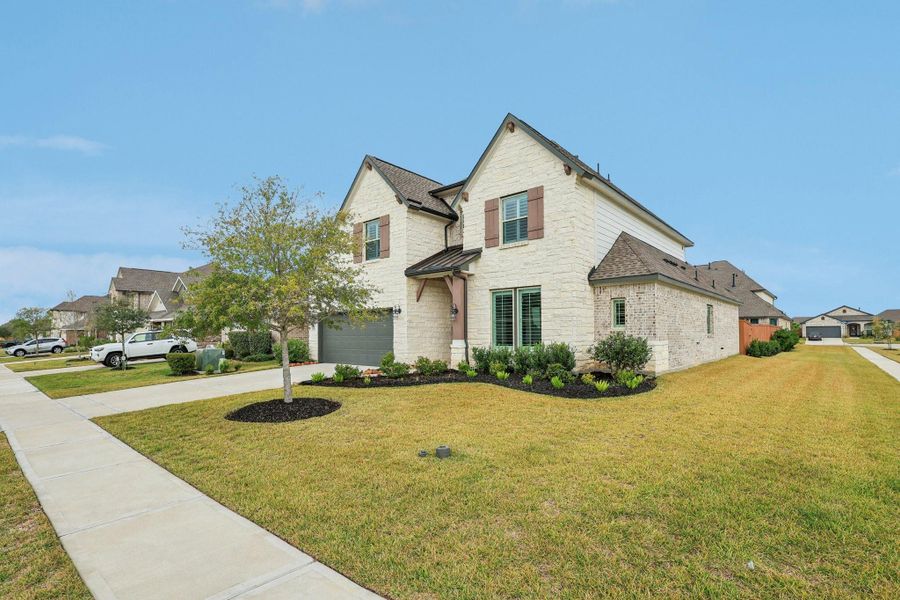 Well maintained landscaping.