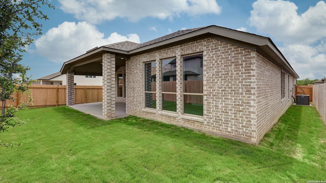 Exterior details and patio area of a home in Haby Hill, San Antonio (Image 20).