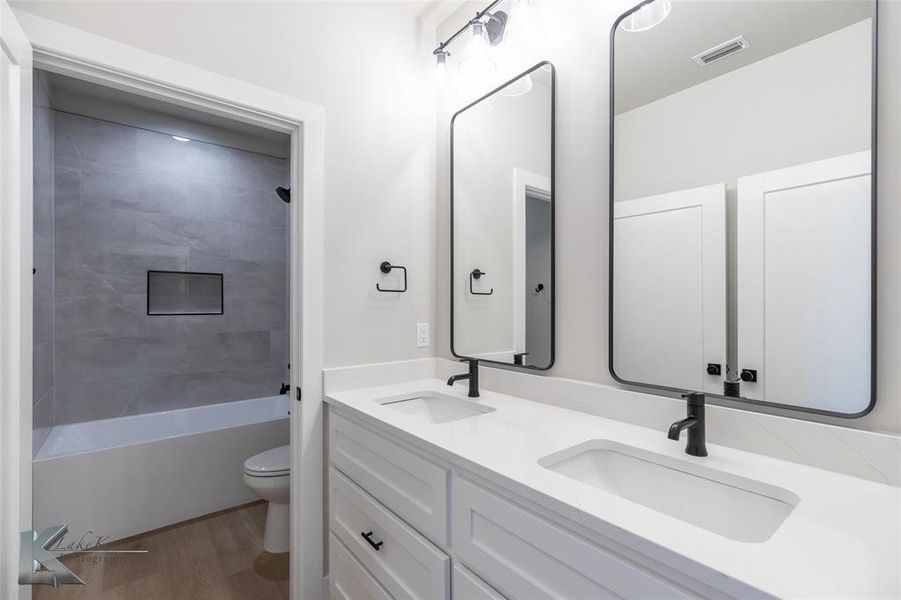 Furnished interior view inside a new home in , Abilene (Image 8).