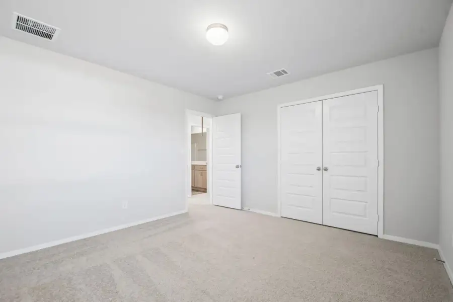 Spacious, unfurnished interior of a new home in Harvest Ridge, Elgin (Image 22).