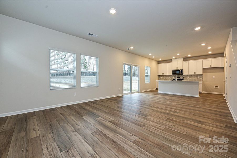 Spacious, unfurnished interior of a new home in Buffalo Ridge, Newton (Image 7).