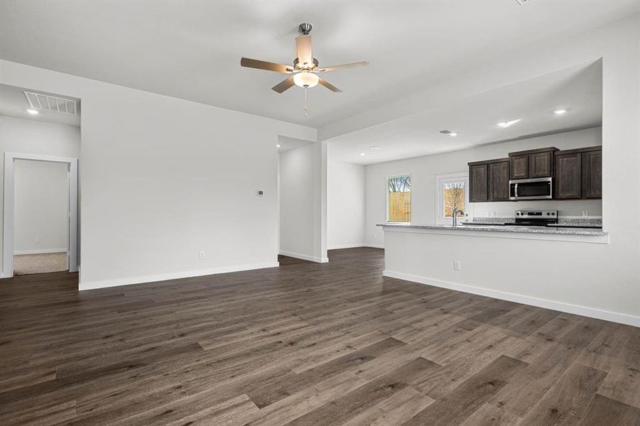 Spacious, unfurnished interior of a new home in Edmonds Ranch, Seagoville (Image 5).