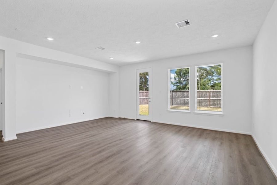 Spacious, unfurnished interior of a new home in Sagecrest Preserve, Conroe (Image 14).