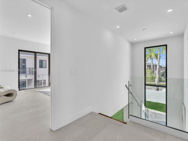 Spacious, unfurnished interior of a new home in , Dania Beach (Image 88).