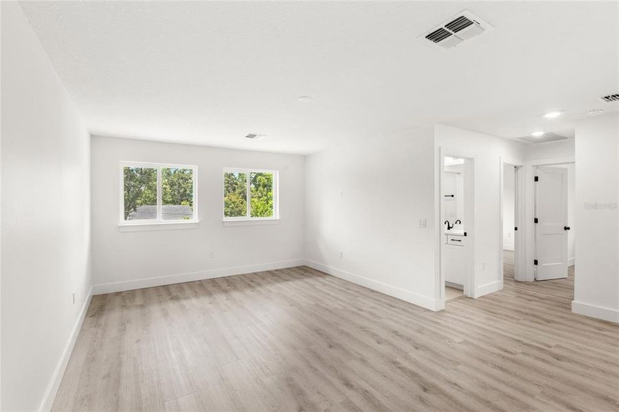 Spacious, unfurnished interior of a new home in , Winter Garden (Image 42).