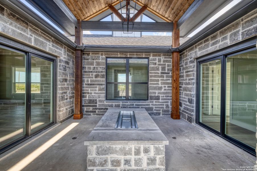 Exterior details and patio area of a home in , Uvalde (Image 21).