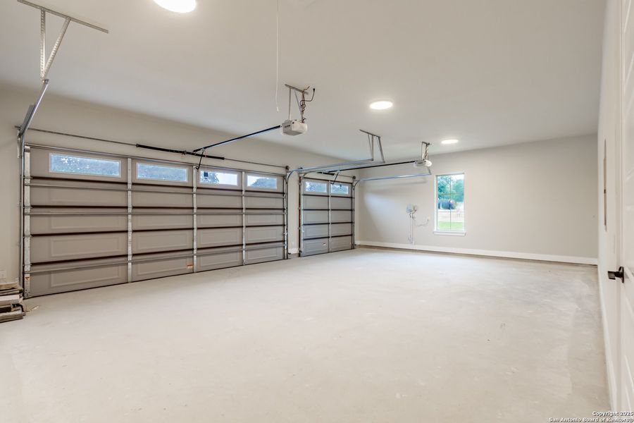 Spacious, unfurnished interior of a new home in , La Vernia (Image 48).